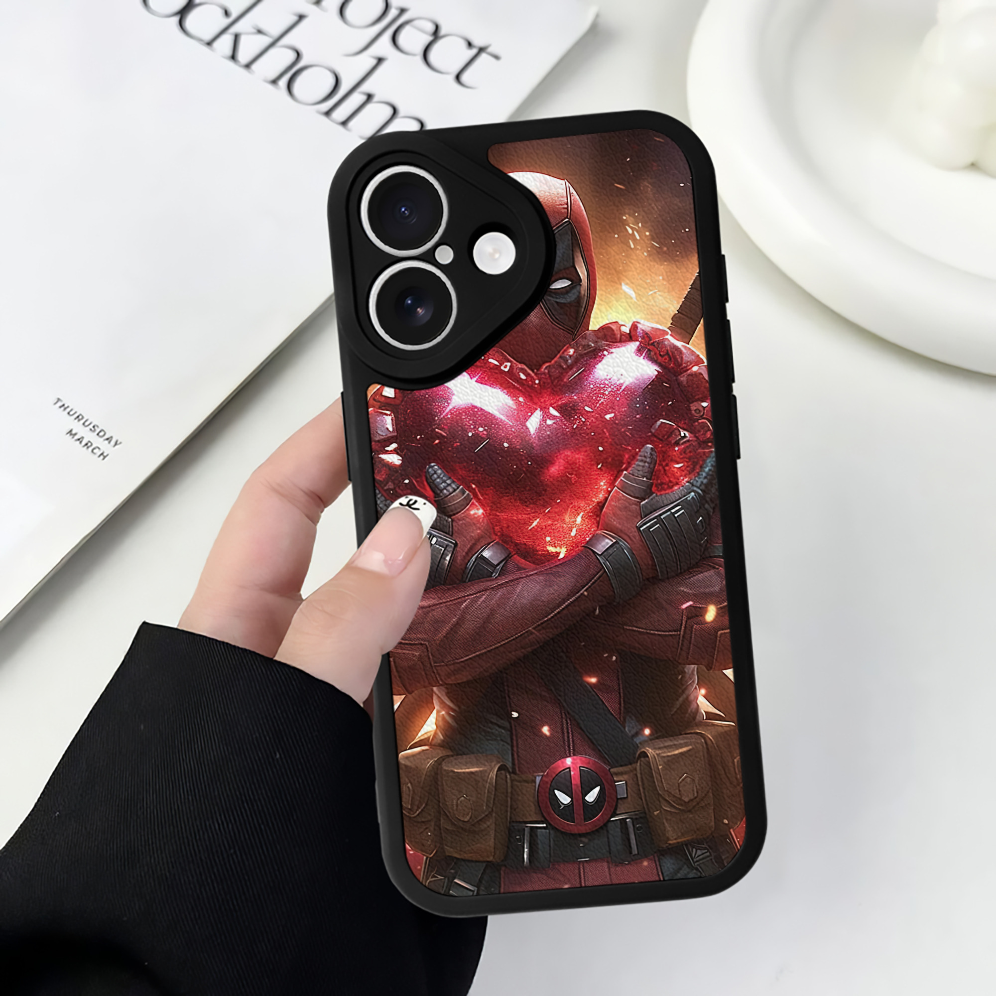 （画像用） Deadpool デッドプール 【iPhone 16シリーズ対応】シリコンスマホケース（レザー調） 材質：シリコン